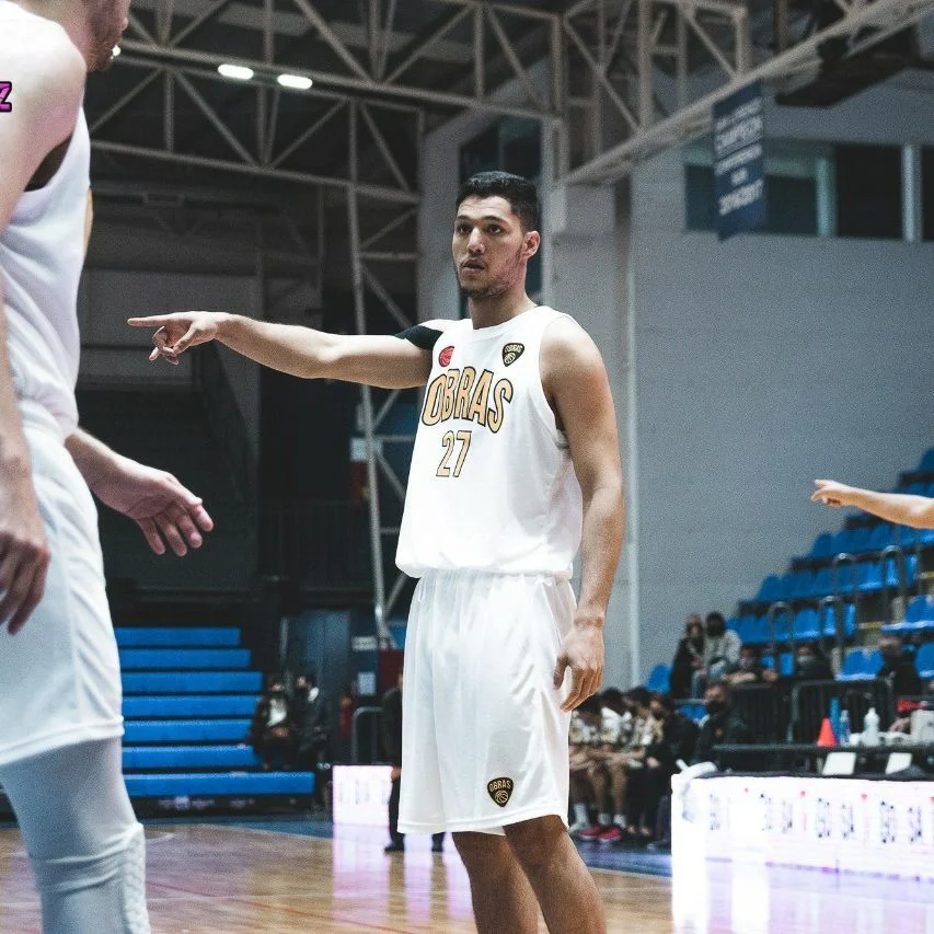 Fernando Fuenmayor anotó 9 puntos en revés de Obras