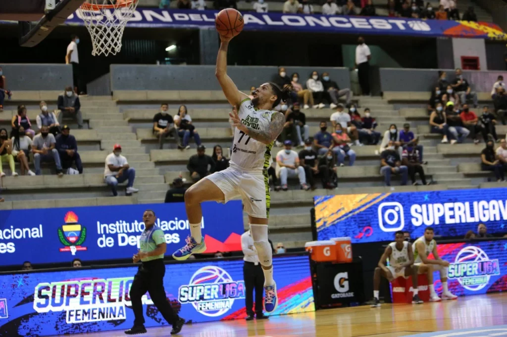 Spartans derrotó a Trotamundos y extendió su invicto