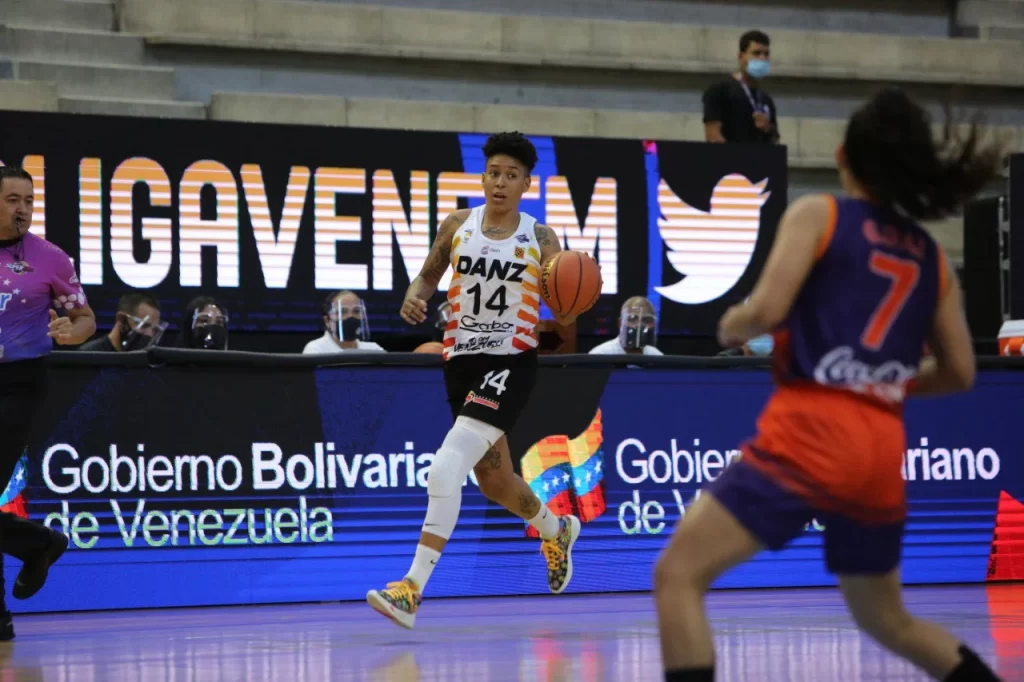 Waleska Pérez lideró triunfo del DANZ con triple-doble