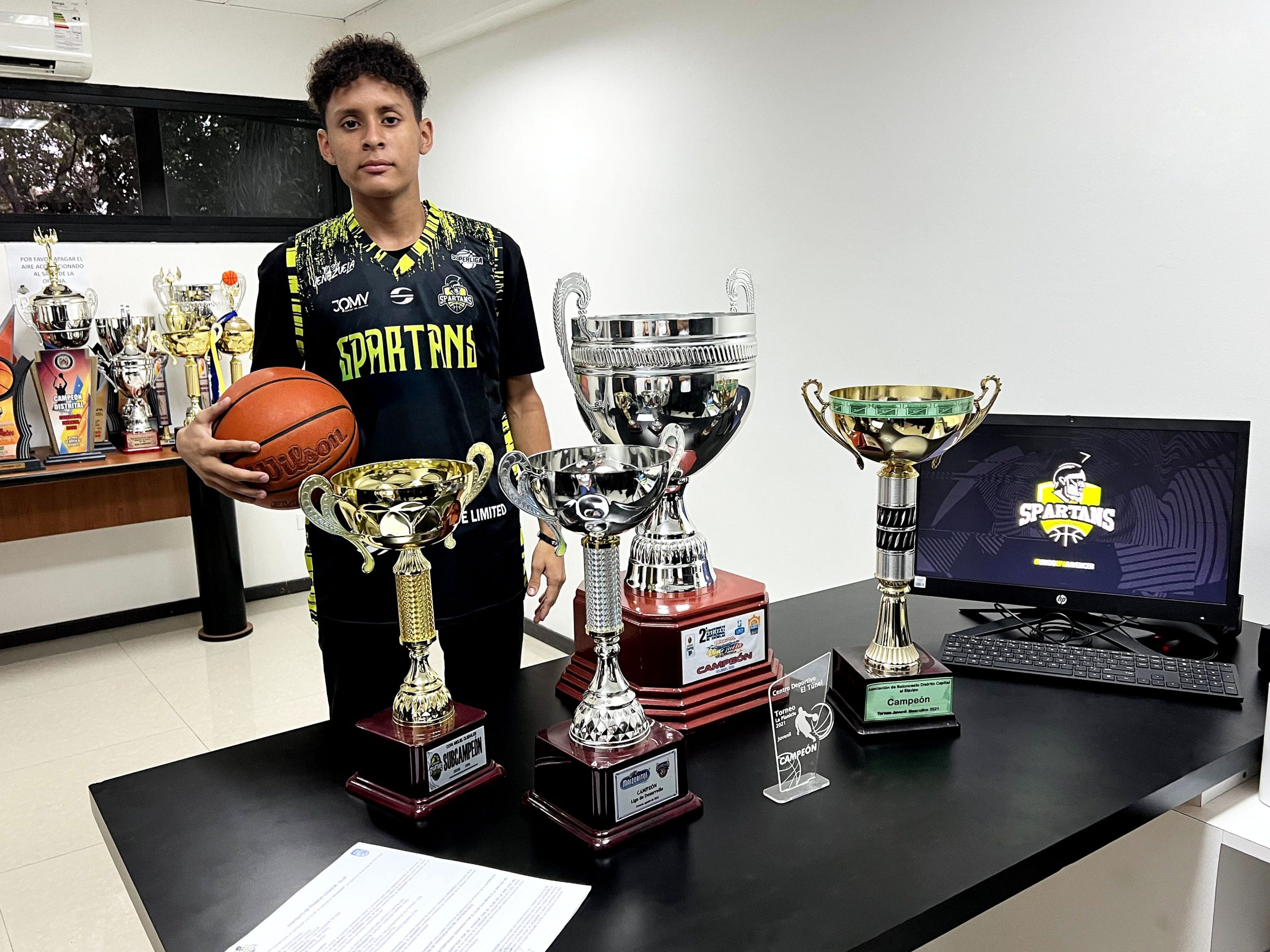 Kender Urbina firmó con Spartans de cara a la Superliga Profesional de Baloncesto